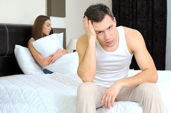 Ein Mann ist bei Erregung über pathologischen Ausfluss verärgert